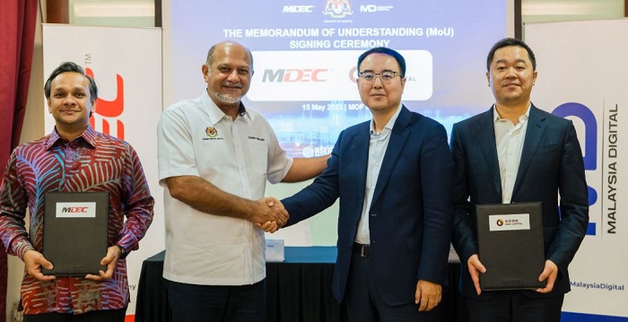 Gobind Singh Deo (2nd left) Minister of Digital, shaking hands with Li Chen Long, Vice President of CICC Capital. Left is Anuar Fariz Fadzil, CEO, MDEC withTong Zhong, MD, CICC Capital on the right.
